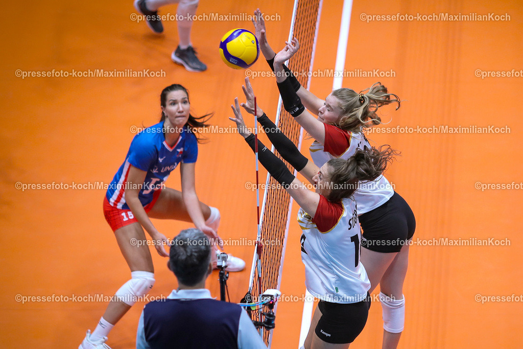 EuroVolley22082302029 | 22.08.2023, CEV EuroVolley 2023, Volleyball-Europameisterschaften der Frauen, Gruppenphase Gruppe C, Tag6, CASTELLO Düsseldorf: Deutschland vs. Tschechien. Lena STIGROT (GER) und Camilla WEITZEL (GER) wehren den Angriff der Tschechen ab.
