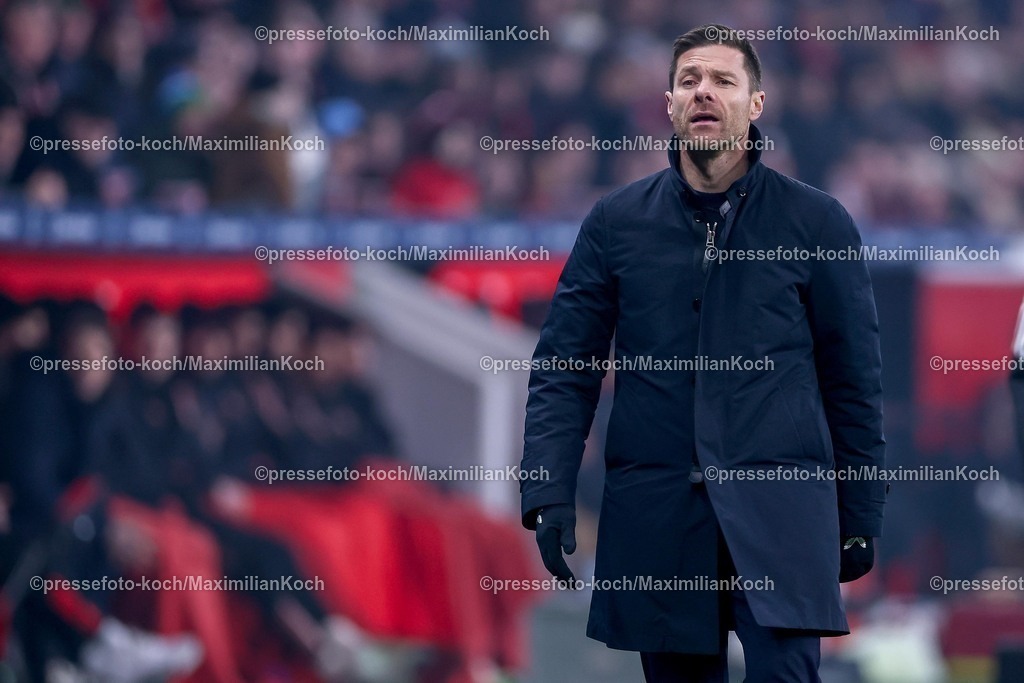 Lev15022501202 | 15.02.2025, Fußball, Bayer 04 Leverkusen - FC Bayern München, 1. Fußball Bundesliga, 22. Spieltag, BayArena, Saison 2024 2025: Cheftrainer Xabi Alonso (Bayer 04 Leverkusen Trainer) steht gestikulierend am SpielfeldrandDFB regulations prohibit any use of photographs as image sequences and or quasi-video.