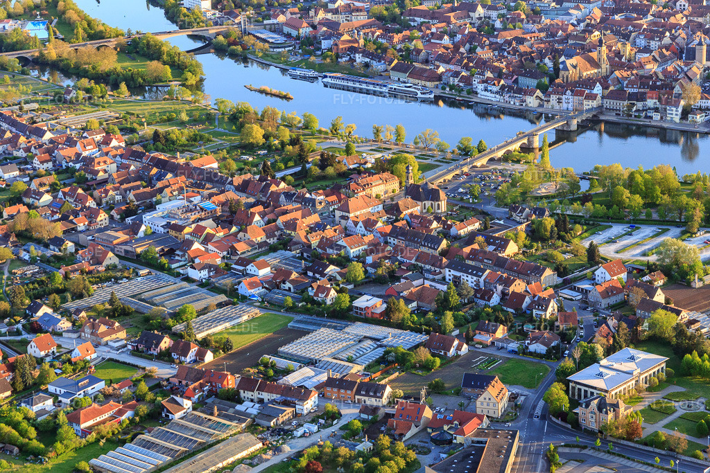 Luftbild: Alte Mainbrücke und Kitzinginer Stadtbalkon aus Nordosten in Kitzingen im Bundesland Bayern in Deutschland. – Foto: IMG_088052.jpg vom 06.05.2016 durch Werner Riehm/FLY-FOTO.de – Auflösung des Originals: 5472 x 3648 px