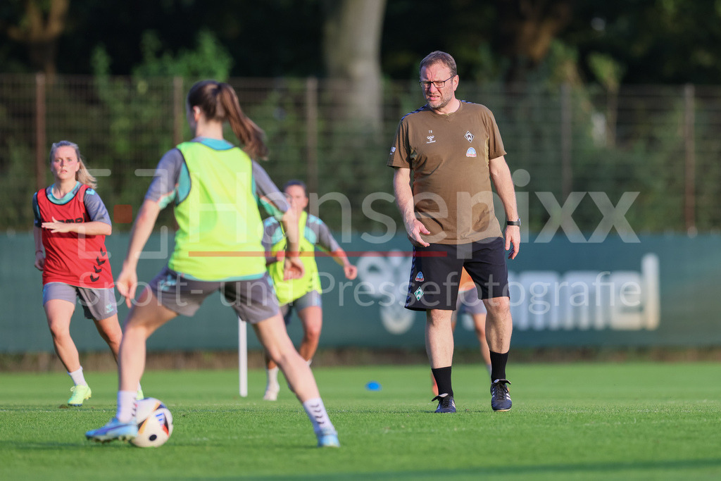 Fussball, Google Pixel Frauen-Bundesliga, Training SV Werder Bremen | v.li.: Thomas Horsch (Trainer, Cheftrainer, SV Werder Bremen) beobachtet eine Trainingsübung