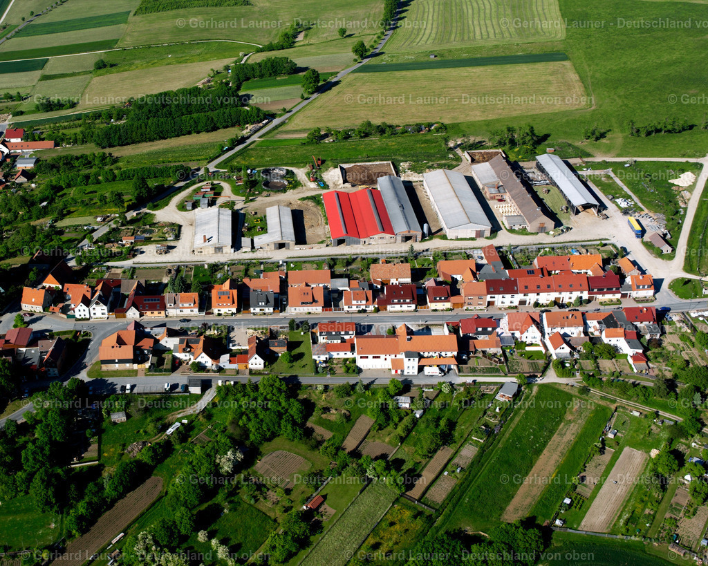 2634625 | EFFELDER 09.06.2006 Landwirtschaftliche Nutzflächen und Feldgrenzen  umsäumen das Siedlungsgebiet des Dorfes in Effelder im Bundesland Thüringen, Deutschland // Agricultural land and field boundaries surround the settlement area of the village  in Effelder in the state Thuringia, Germany Foto: Gerhard Launer