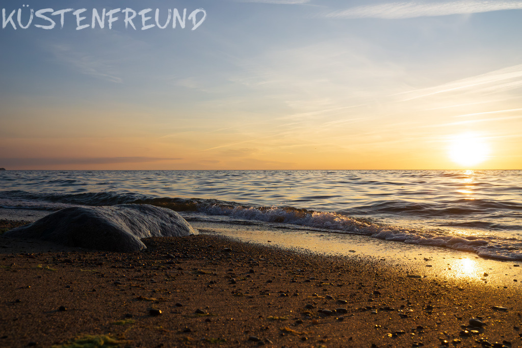 Sonnenuntergang am Meer III // Fotoserie Sunset & Splash | Entdecke deine Lieblingslandschaft von der Küste – auf Ostsee Leinwand, Nordsee Leinwand, Alu Dibond oder Acrylglas, passend für jeden Geschmack und Raum.