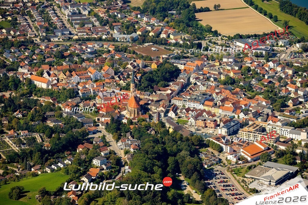 Das Luftbild zeigt : Altstadt historische Gebäude Dingolfing - Die Luftaufnahme wurde 2023 vom UL-Flugzeug aus erstellt ( keine Drohne ) - Hochauflösende Luftaufnahme - Für grossformatige Ausdrucke geeignet. Die Geschenkidee !Mit Lizenz und Bildrechte bestellbar