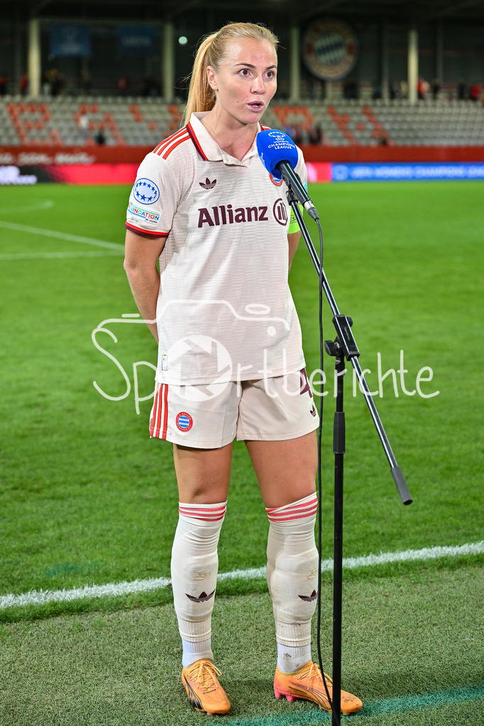 FC Bayern München Frauen - Arsenal London Frauen | im Bild eine glueckliche Glodis VIGGOSDOTTIR (FCB #4) nach dem Heimsieg gegen Arsenal / Interview / Freisteller / Einzelfoto / UEFA Womens Champions League: FC Bayern München Frauen - Arsenal London Frauen, FC Bayern Campus am 09.10.2024