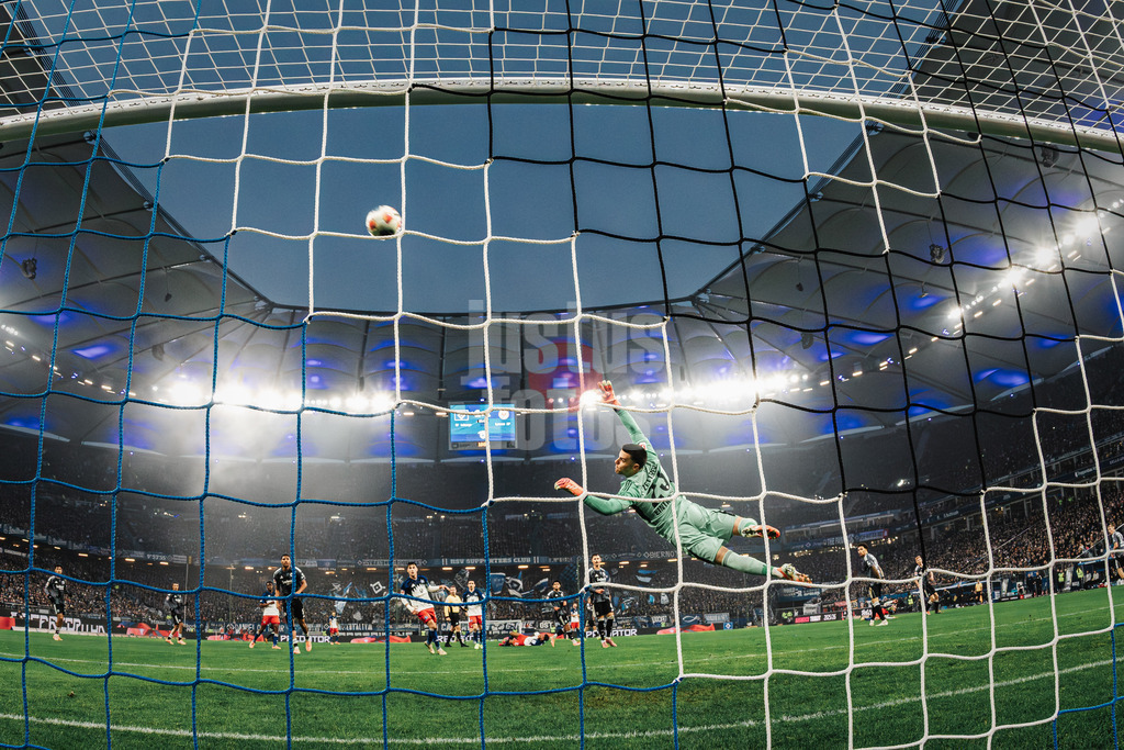 Fußball | Männer | Saison 2025/2026 | 1. Fußball-Bundesliga | 15. Spieltag | Hamburger SV vs. Eintracht Frankfurt | 20.12.2025 | Schuss aufs Tor von Michael Zetterer (#23, Eintracht Frankfurt)