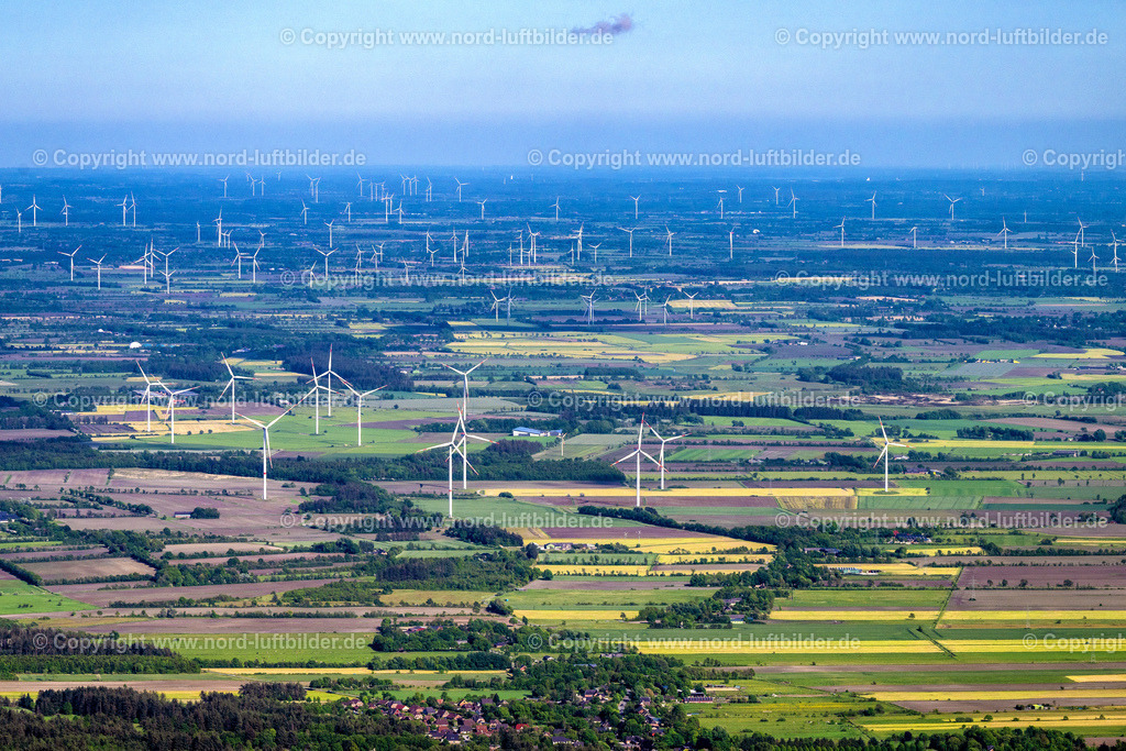 Lütjenholm_Windpark_ELS_8495300523 | LüTJENHOLM 30.05.2023 Landwirtschaftliche Nutzflächen und Feldgrenzen mit Windenergieanlagen Lütjenholm umsäumen das Siedlungsgebiet des Dorfes in Lütjenholm im Bundesland Schleswig-Holstein, Deutschland. // Agricultural areas and field boundaries with wind turbines Luetjenholm surround the settlement area of the village in Luetjenholm in the state Schleswig-Holstein, Germany. Foto: Martin Elsen