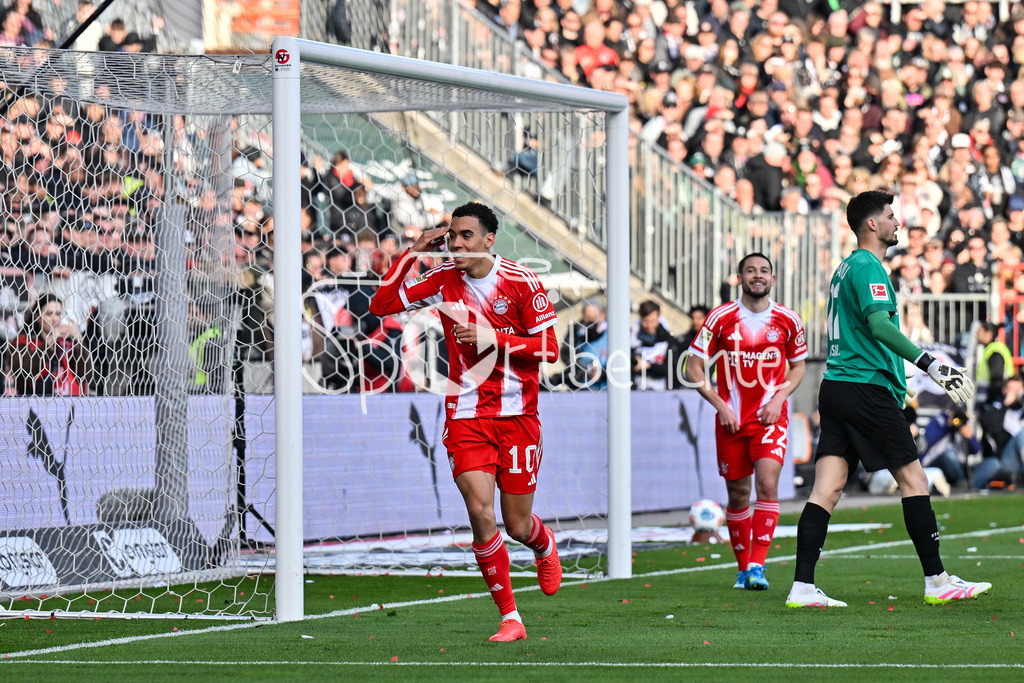 FC St. Pauli - FC Bayern München | ST. PAULI, DEUTSCHLAND - 11. APRIL: Jubel der Bayern nach dem Treffer zum 0-1 durch Jamal MUSIALA (FC Bayern Munich 10) / Tor / Torschuetze / Freude / Happy während dem Bundesligamatch zwischen dem FC St. Pauli und dem FC Bayern München am 29. Spieltag im Millerntor Stadion / DFL REGULATIONS PROHIBIT ANY USE OF PHOTOGRAPHS AS IMAGE SEQUENCES AND/OR QUASI-VIDEO