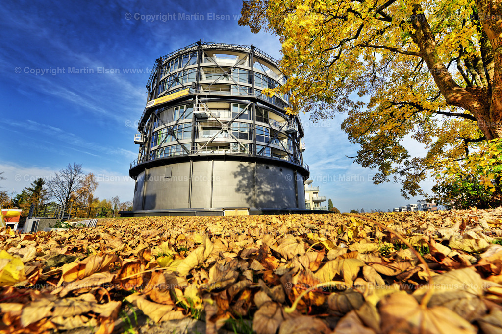 Stade Hafencity Gasometer__ELS_6353011115 | Stade - Aufnahmedatum: 01.11.2015, Aufnahmehöhe:  m, Koordinaten:  - , Bildgröße: 7349 x  4895 Pixel - Copyright 2015 by Martin Elsen, Kontakt: Tel.: +49 157 74581206, E-Mail: info@schoenes-foto.deSchlagwörter:Hafencity,Stadthafen,Gasometer,HBI,Herbst,Tourismus,Foto - Realisiert mit Pictrs.com