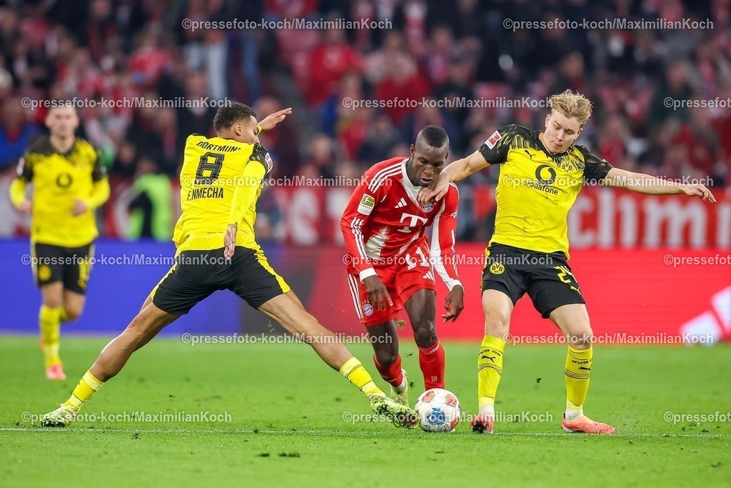 FCB18102501158 | 18.10.2025, Fußball, FC Bayern München - Borussia Dortmund, 1. Fußball Bundesliga, 7. Spieltag, Allianz Arena, Saison 2025 2026: Nicolas Jackson (FC Bayern Muenchen #11) im Zweikampf gegen  Felix Nmecha (BVB #08) und Daniel Svensson (BVB #24) DFB regulations prohibit any use of photographs as image sequences and or quasi-video.