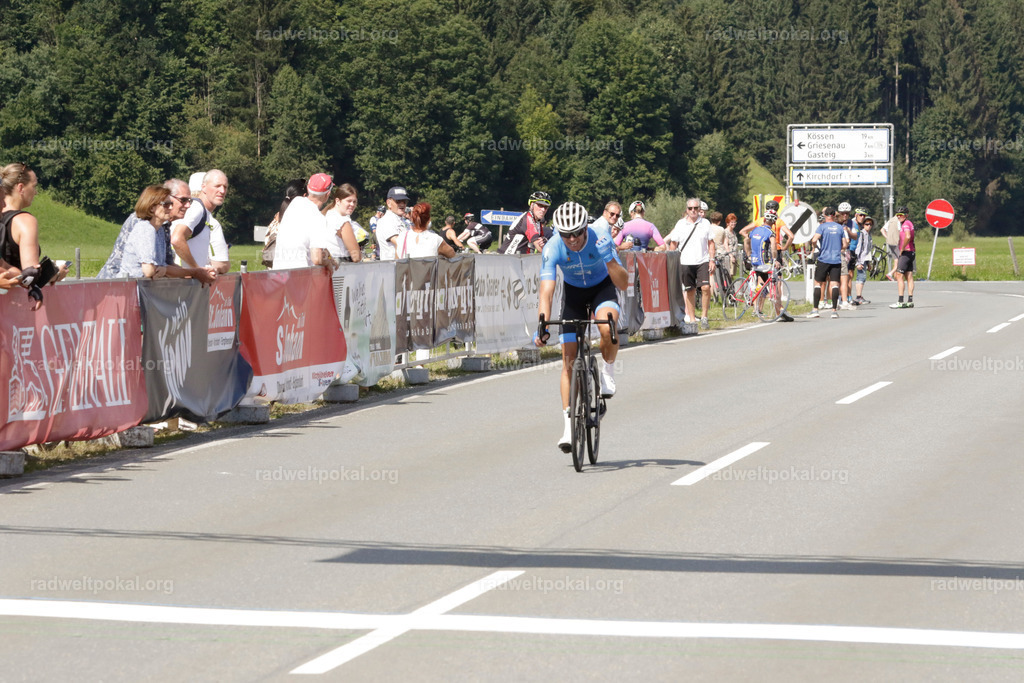 971_20230817_Bewerb_Maenner_Muehlanger | AUT - OESTERREICH, 2023-08-16: SPORT RENNRAD-FAHREN - 55. INTERNATIONALER RADWELTPOKAL IN ST. JOHANN IN TIROL  - Vintage-Radrennen mit WM-Bronze-Medaillen-Siegerin Christina Schweinberger, den Teilnehmer und Alexander Baumann (vom Orginastions-Team) - TAG 2 BEWERB MAENNER IN SECHS GRUPPEN  ; Foto: Roland Muehlanger