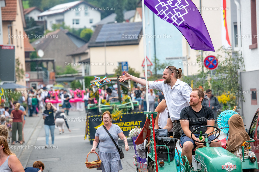 Kerwe_Reichenbach-20 | bli, Kerwe Reichenbach, Pfarrer Jan Scheunemann  beim Werfen von Süßigkeiten, ,, Bild: Thomas Neu