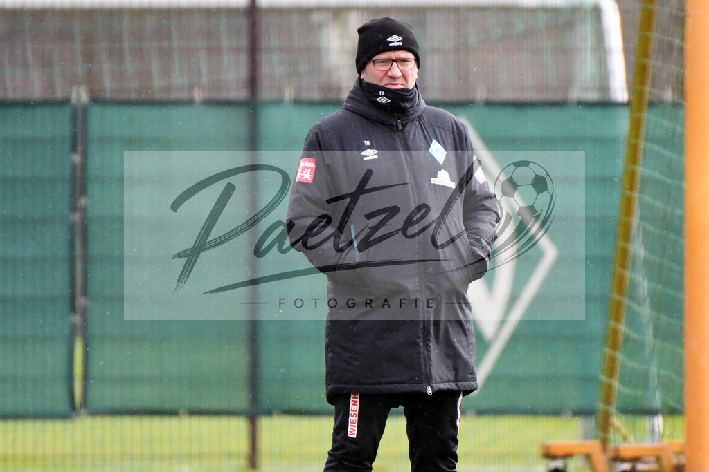 20200129_TRASVW_0053 | Fußball, Herren: Co-Trainer Thomas Horsch (SV Werder Bremen) schaut beim Training des SV Werder Bremen am 29.01.2020 im wohninvest Weserstadion in Bremen, Deutschland.(Foto von Nico Paetzel) - Realisiert mit Pictrs.com