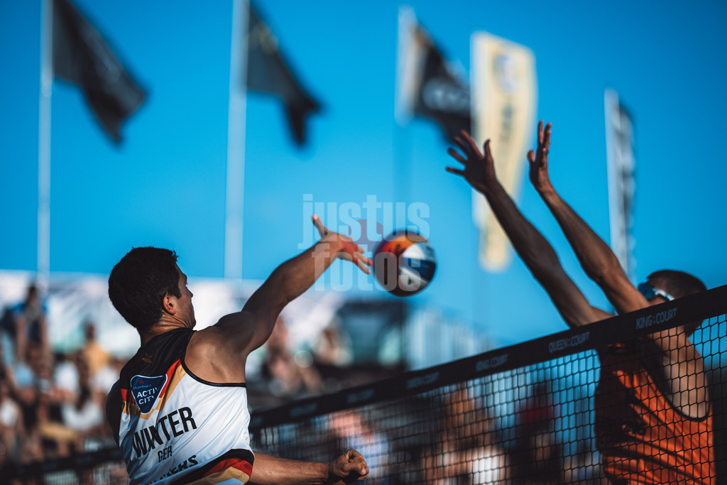 Beachvolleyball | Männer | Queen and King of the Court | Hamburg | 01.06.2024 | Sven Winter (links) schlägt vorbei an Mart Tiisaar (rechts, EST)