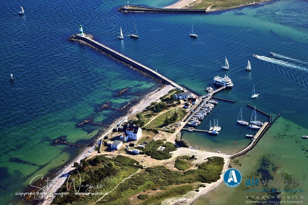 Luftbild Schleimünde - Der heutige Leuchtturm wurde zwischen 1870 und 1871 auf der Nordmole errichtet. | Der heutige Leuchtturm wurde zwischen 1870 und 1871 auf der Nordmole errichtet und am 1. Dezember 1871 erstmals in Betrieb genommen. Er löste eine 1861 errichtete beleuchtete Bake aus dänischer Zeit ab und ist heute über 150 Jahre alt. 