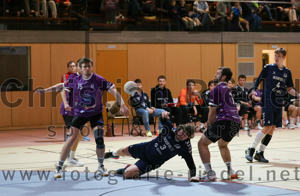 2023-12-09_059_SpVgg_Altenerding_gegen_TSV_Indersdorf | Erding, Deutschland, 09.12.2023:
Handball, Bezirksoberliga Männer 2023 / 2024, 10. Spieltag, SpVgg Altenerding gegen TSV Indersdorf, Endergebnis: 42:25

Ferdinand Menzel (SpVgg Altenerding, #75), Tobias Bärsch (TSV Indersdorf, #3), Simon Rüdiger (SpVgg Altenerding, #7)

Foto: Christian Riedel / fotografie-riedel.net