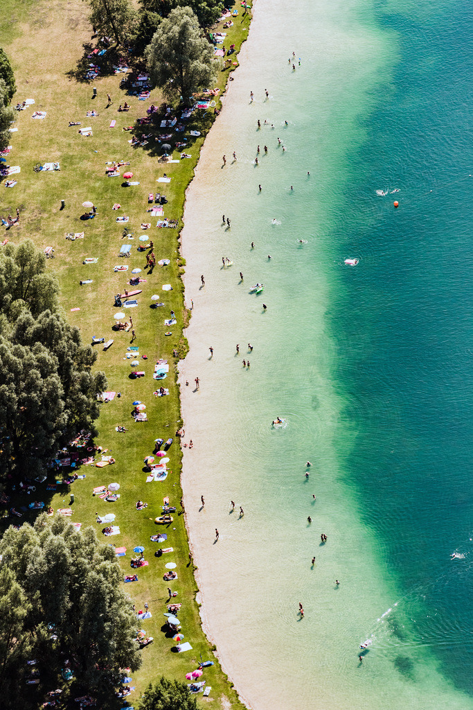dr__0011530.jpg | UNTERFöHRING 01.08.2017 Uferbereiche am Seegebiet des Feringasee mit Besuchern der Liegewiesen in Unterföhring im Bundesland Bayern. // Riparian areas on the lake area of Feringasee mit Besuchern der Liegewiesen in Unterfoehring in the state Bavaria. Foto: Daniel Reiter