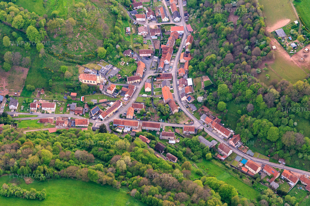 Aerial view: View of the town from the northeast in Lengelsheim in the state Moselle, France. – Photo: IMG_140452.jpg taken on 04/30/2024 by Werner Riehm/FLY-FOTO.com – Resolution of the original: 5472 x 3648 px