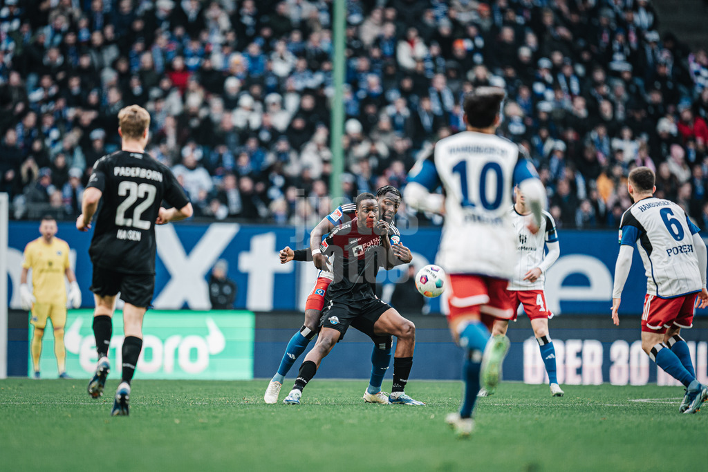 Fußball | Männer | Saison 2023/2024 | 2. Fußball-Bundesliga | 16. Spieltag | Hamburger SV vs. SC Paderborn 07 | 09.12.2023 | Zweikampf zwischen Ilyas Ansah (#29, vorne, SC Paderborn 07) und Stephan Ambrosius (#35, hinten, HSV)