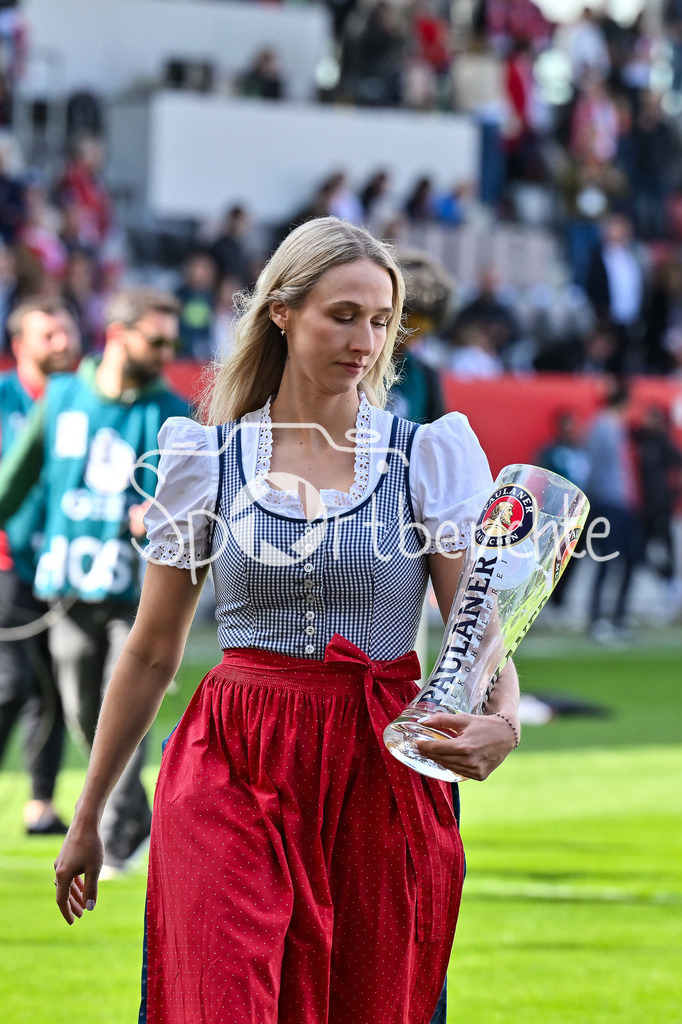 FC Bayern München - SC Freiburg | Ein Paulaner Girl bringt das leere Bierglas / Bierkrug zurueck / Symbolbild / Frauen Bundesliga: FC Bayern Muenchen - SC Freiburg, FC Bayern Campus am 27.04.2025