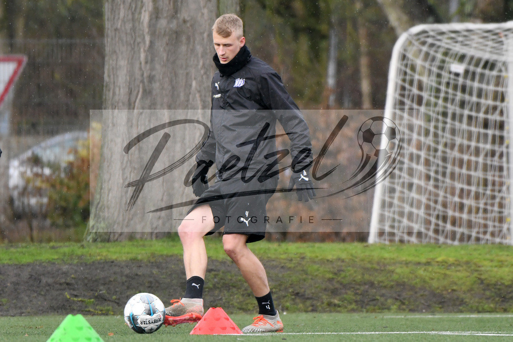 20200203_TRAOSN_0009 | Fußball, Herren: Lukas Gugganig (VfL Osnabrueck) in Aktion, am Ball, Einzelaktion waehrend der Trainingseinheit des VfL Osnabrueck im Sportpark Illoshoehe am 03.02.2020 in Osnabrueck, Deutschland. - Realisiert mit Pictrs.com
