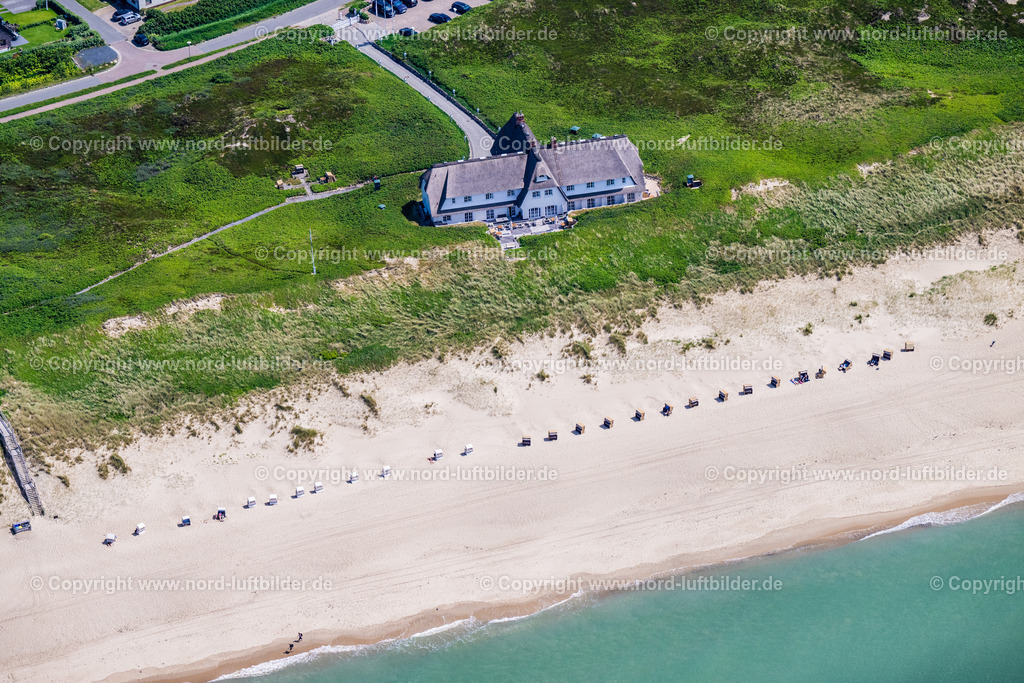 Sylt_Rantum_Slring_Hof_Hotel_ELS_4383130625 | SYLT 21.06.2025 Gebäudekomplex der Hotelanlage " SÖL`Ring Hof " im Ortsteil Rantum (Sylt) in Sylt auf der Insel Sylt im Bundesland Schleswig-Holstein, Deutschland. Weiterführende Informationen bei: Sölring Hof. // Complex of the hotel building " SOeL`Ring Hof " in the district Rantum (Sylt) in Sylt on Island Sylt in the state Schleswig-Holstein, Germany. Further information at: Soelring Hof. Foto: Martin Elsen
