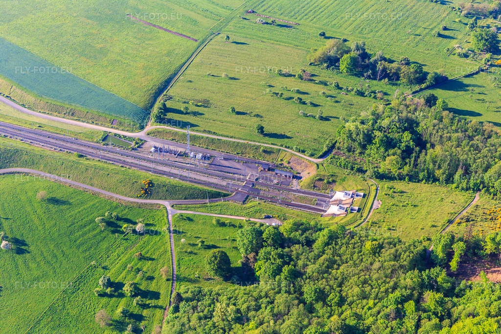 Vue aérienne: Portail du tunnel d'Ernolsheim-les-Saverne pour le passage ferroviaire sous les Vosges à Ernolsheim-lès-Saverne dans le département Bas Rhin, France. Photo: IMG_145952.jpg prise le 01/05/2025 par Werner Riehm/FLY-FOTO.eu – Résolution de l'original: 5472 x 3648 px