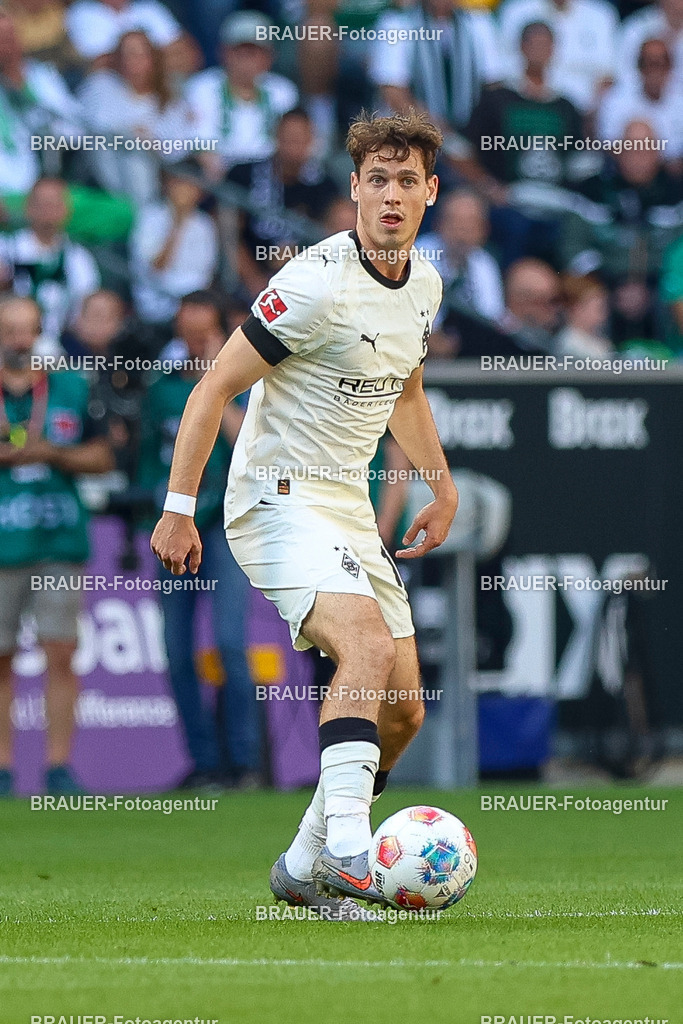 Borussia Mönchengladbach vs Hamburger SV - Bundesliga  | Mönchengladbach, Deutschland, 24.08.25:   Philipp Sander (Borussia Mönchengladbach) in Aktion am Ball, Einzelaktion waehrend des Spiels der Bundesliga zwischen Borussia Mönchengladbach vs Hamburger SV im Stadion im Borussia Park(Foto von Brauer-Fotoagentur / Adrian Schlueter)