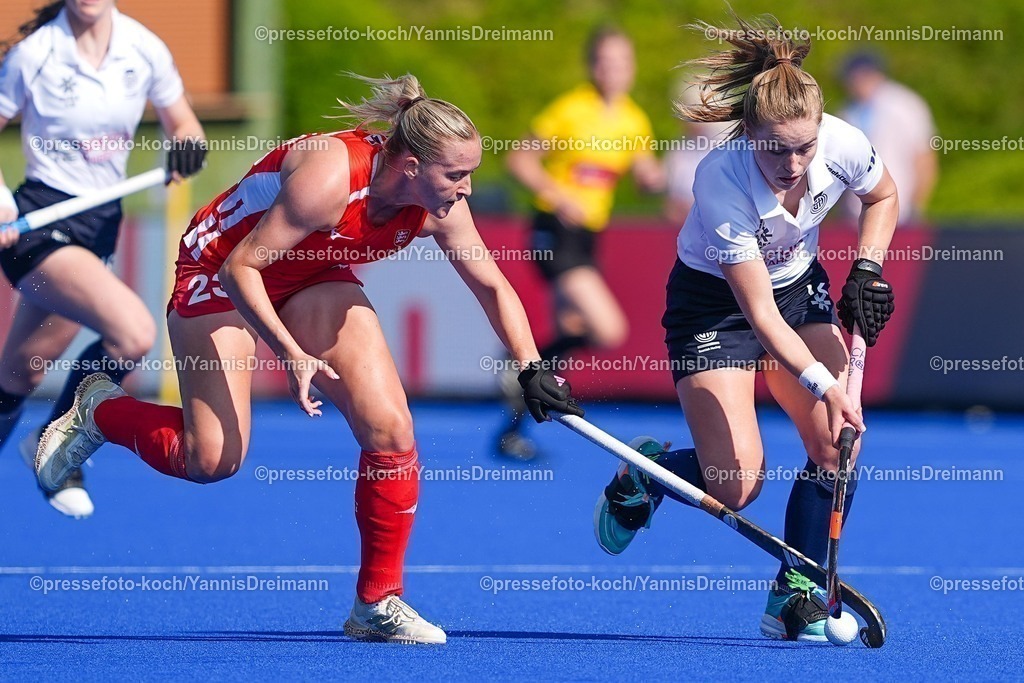 xydrx10082501012 | 10.08.2025, xydrx, Frauen EuroHockey Championship 2025, Gruppenphase, Gruppe B, England - Schottland, Sparkassenpark Mönchengladbach: Sophie Hamilton (ENG #23) im Zweikampf gegen Charlotte Watson (ENG #12)