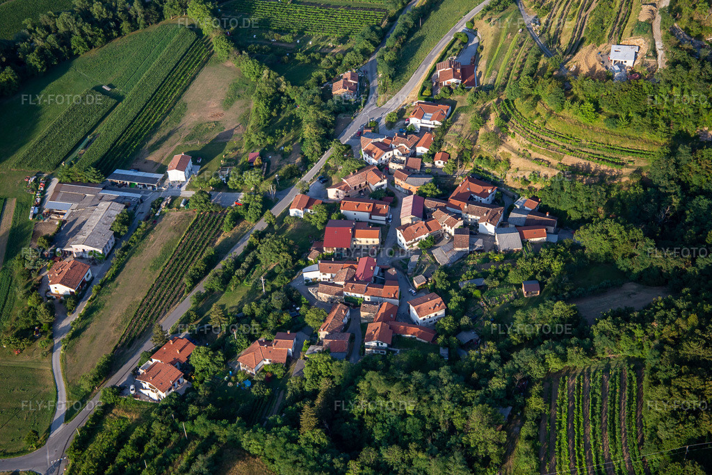 Luftbild: Ortsansicht im Ortsteil Dolenje in Ajdovščina im Bundesland Slowenien in Slowenien. Foto: IMG_137503.jpg vom 14.07.2023 durch Werner Riehm/FLY-FOTO.de