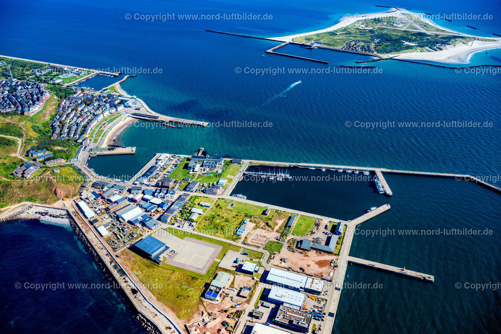Helgoland_ELS_7744280824 | HELGOLAND 28.08.2024 Schiffs- Anlegestellen am Hafenbecken des Binnenhafen für Passagierschiffe und Fährschiffe an der Straße Am Südstrand in Helgoland im Bundesland Schleswig-Holstein, Deutschland. // Ship moorings at the harbor basin of the inland port for passenger ships and ferries on street Am Suedstrand in Helgoland in the state Schleswig-Holstein, Germany. Foto: Martin Elsen