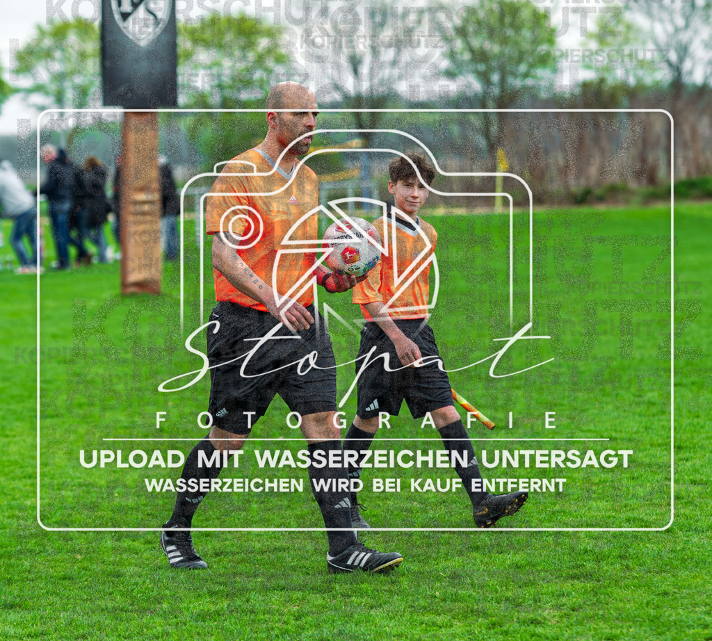 DZC_1007-Verbessert-RR | Marcel Scharlipp (Schiedsrichter) und Alexandru Timosenco (Schiedsrichterassistent) beim Herren Kreisliga HK Spiel zwischen FG Fulde-Stellichte und TSV Wietzendorf im Fulder Zentralstadion, Fulde (Simon Paul Stopat) - Realisiert mit Pictrs.com