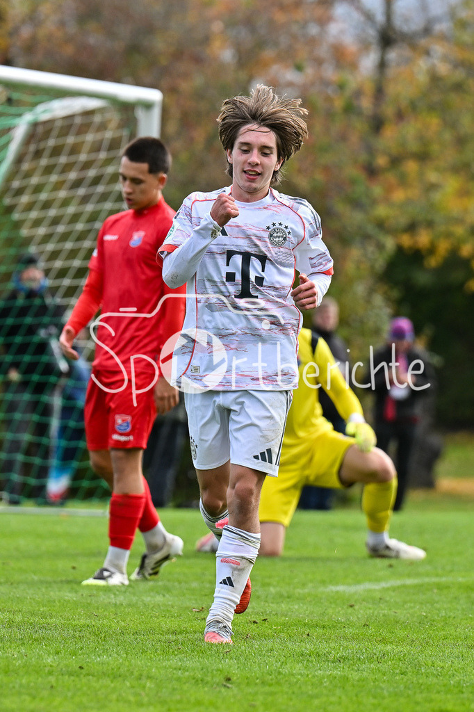 SpVgg Unterhaching U19 - FC Bayern München U19 | Jubel der Gäste nach dem Treffer zum 1-4 durch Bohdan OLYCHENKO (FC Bayern München U19 8) / Hattrick / Tor / Torschuetze / Freude / Happy / U19 DFB Nachwuchsliga: SpVgg Unterhaching - FC Bayern München; Sportschule Oberhaching am 18.10.2025