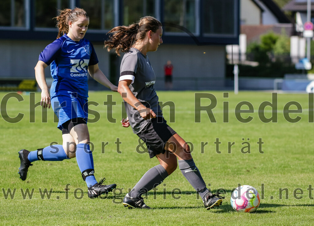 2023-09-09_056_FC_Langengeisling_gegen_TV_1864_Altoetting | Erding, Deutschland, 09.09.2023:
Fußball, Bezirksoberliga 2023 / 2024, 2. Spieltag, FC Langengeisling gegen TV 1864 Altötting, Endergebnis: 2:3

Stephanie Karbaumer (FC Langengeisling, #3), Paula Edenhofer (TV 1864 Altötting, #6)

Foto: Christian Riedel / fotografie-riedel.net