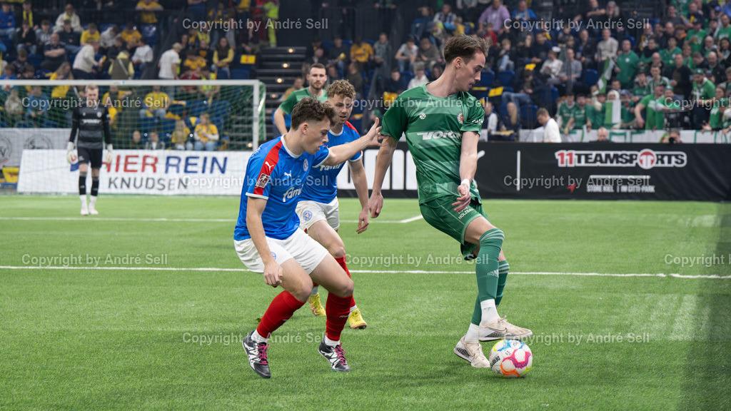 SHFV Lotto Masters 2024 | 20240113_7153, 13.01.2024, SHFV Lotto Masters 2024, Gruppe B, Holstein Kiel (blau) vs. PSV Neumünster (grün), Lucas Wolf (Holstein #8) &amp; Nico Mai (Holstein #3) / Jesper Tiedemann (PSV #11) - Realisiert mit Pictrs.com