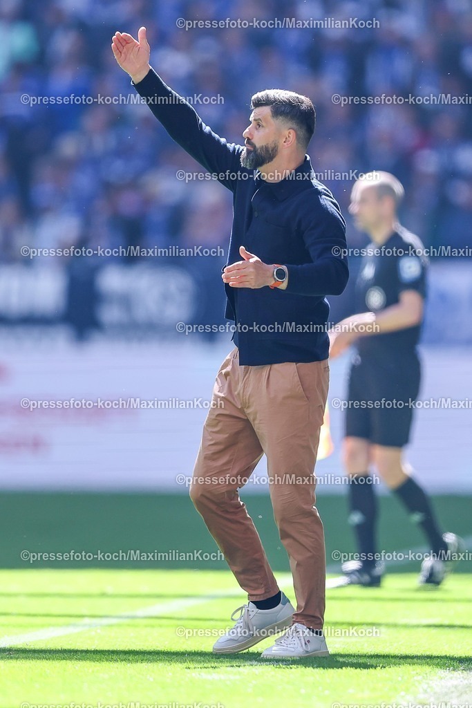 S0419042601055 | 19.04.2026, Fußball, FC Schalke 04 - SC Preußen Münster, 30. Spieltag, 2. Fußball Bundesliga, Veltins-Arena Gelsenkirchen, Saison 2025 2026: Cheftrainer Miron Muslic (Schalke04) gestikulierend am Spielfeldrand   DFB regulations prohibit any use of photographs as image sequences and or quasi-video.