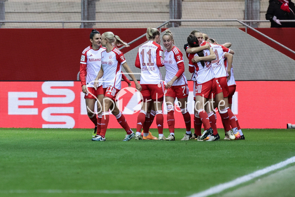 FC Bayern München Frauen - SV Werder Bremen Frauen | Jubel der der FCB Frauen nach dem Treffer zum 1-0 durch Madalena ERIKSSON (FCB #5) / Torschuetzin / Freude / Happy