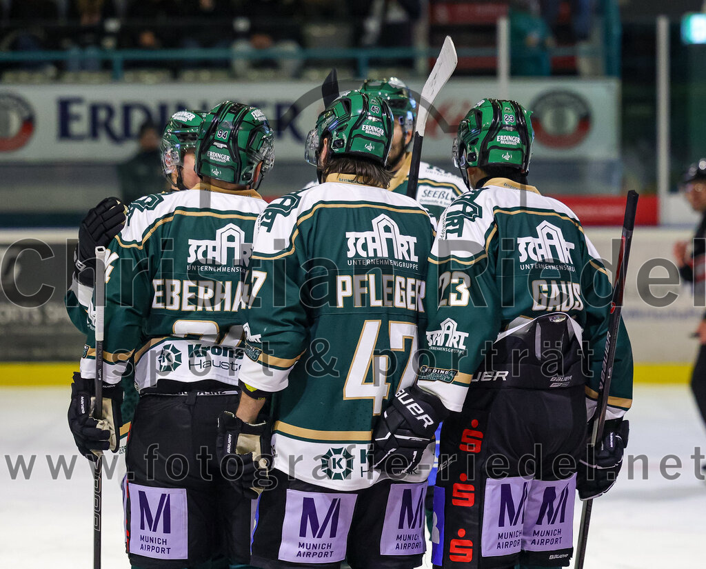 2025-12-05_127_TSV_Erding_gegen_Stuttgart_Rebels | Erding, Deutschland, 05.12.2025:Eishockey, Oberliga Süd 2025 / 2026, 23. Spieltag, TSV Erding gegen Stuttgart Rebels, Endergebnis: 5:6Markus Eberhardt (Erding Gladiators, #94), Marco Pfleger (Erding Gladiators, #47), Lukas Gaus (Erding Gladiators, #23)Foto: Christian Riedel / fotografie-riedel.net