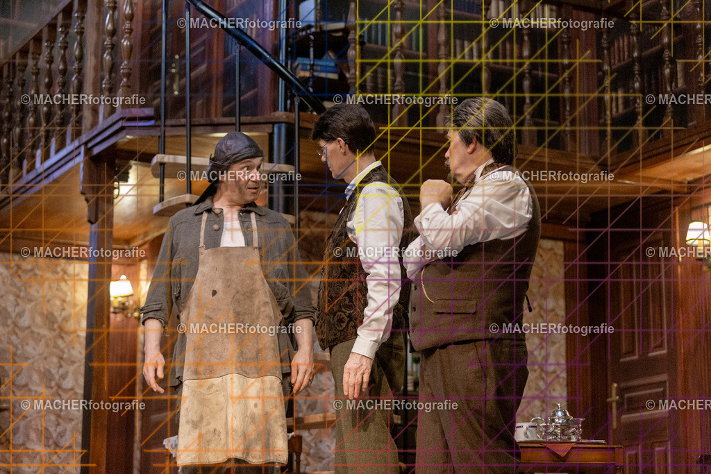 180_MFL-2025 | Portraitbilder von Regisseur; Darsteller; Techniker; Maske; Kostüme; Chor; Musiker; Bilderserie der Generalprobe und der Premierenvorstellung, Szenenbilder; Ausdrucksstudien; Bühnenüberblick; Bühnenkulissen; Pressefotos inkl. Redaktionsfoto Darstellergruppe.