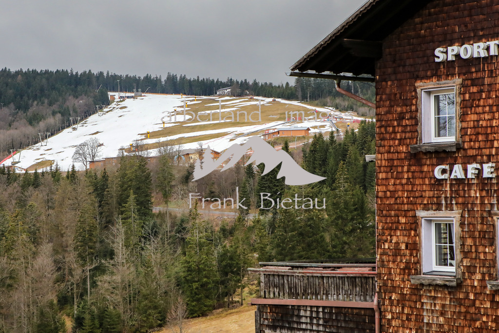 OE7A6594 | der Grosse Arber am zweiten Weihnachtsfeiertag, ein Skibetrieb ist noch nicht möglich, hier der Blick zum Thurnhofhang.