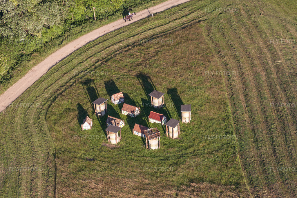 Vue aérienne: Piste de course de l'hippodrome - Piste de trot du Haras De La Née à Néewiller-prés-Lauterbourg à Neewiller-près-Lauterbourg dans le département Bas Rhin, France – .Photo: IMG_66598.jpg prise le 05/06/2014 par Werner Riehm/FLY-FOTO.eu – Résolution de l'original: 4752 x 3168 px