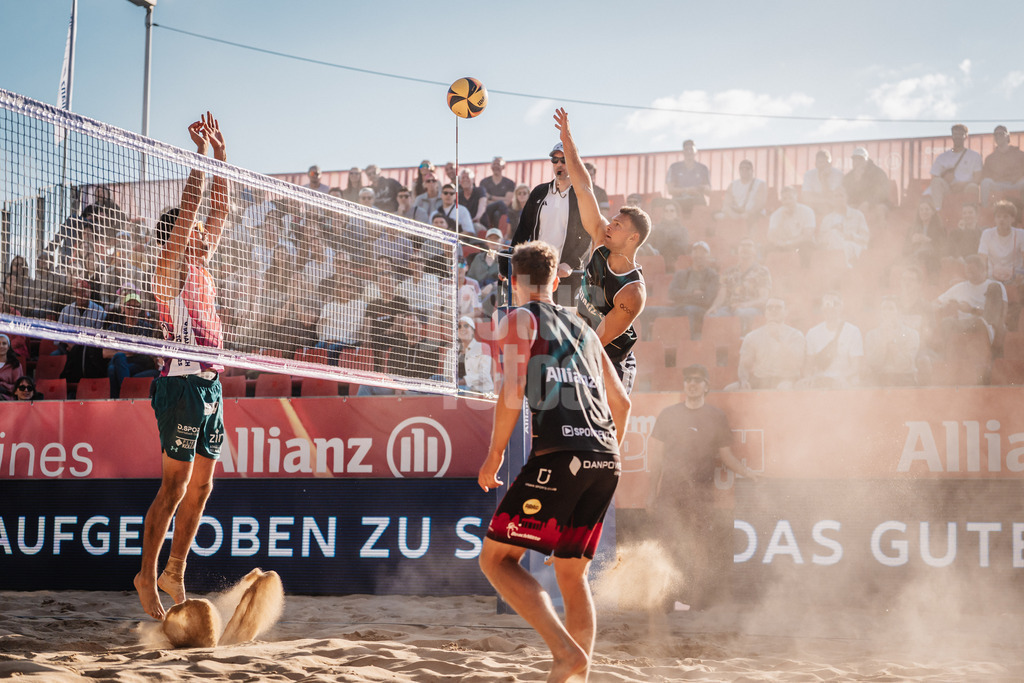 Beachvolleyball | Männer | Allianz German Beach Tour 2025 | Tourstop Düsseldorf | 09.05.2025 | Daniel Kirchner beim Angriff
