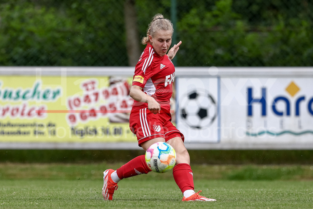 Fussball, Aufstiegsspiel Regionalliga Nord Frauen, SpVg Aurich - SSC Hagen Ahrensburg | Ana-Carolin Hoffmann (SpVg Aurich, 20) am Ball, Freisteller, Einzelbild, Ganzkörper, Aktion, Action, Spielszene