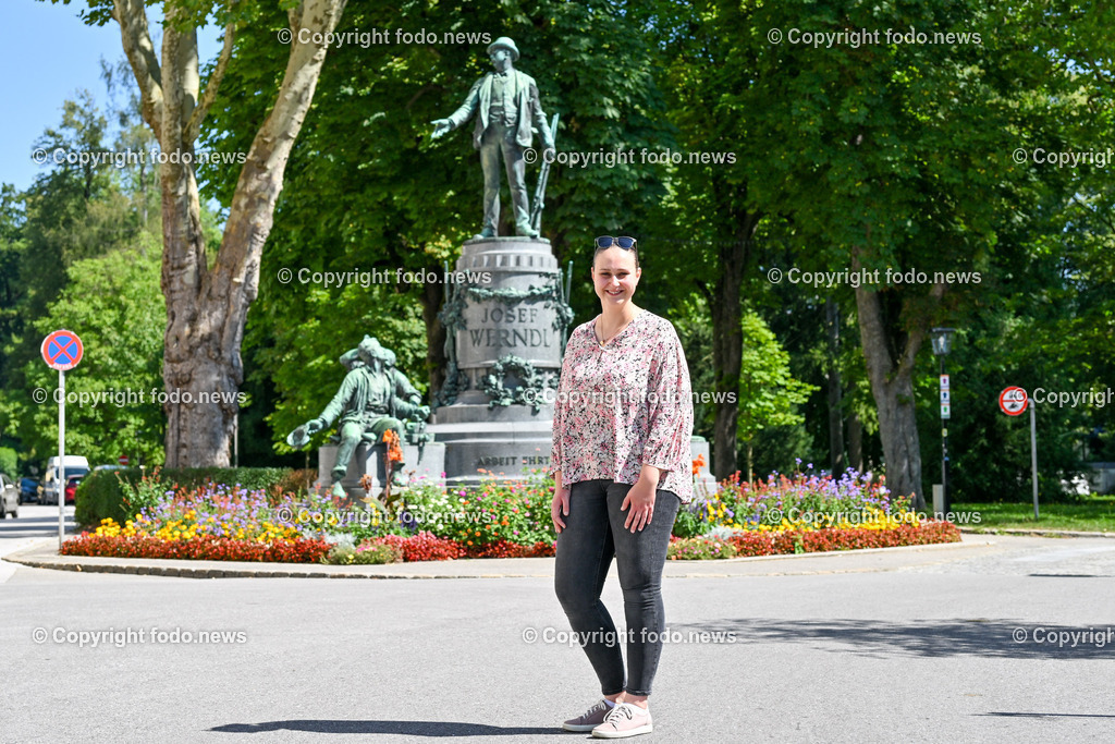 Steyr_ 21.08.2023-48 | 21.08.2023, Steyr, AUT, Steyr, im Bild Sabrina Riedl (Tourismusverband Steyr / Austria Guide) vor dem Denkmal von Josef Werndl

