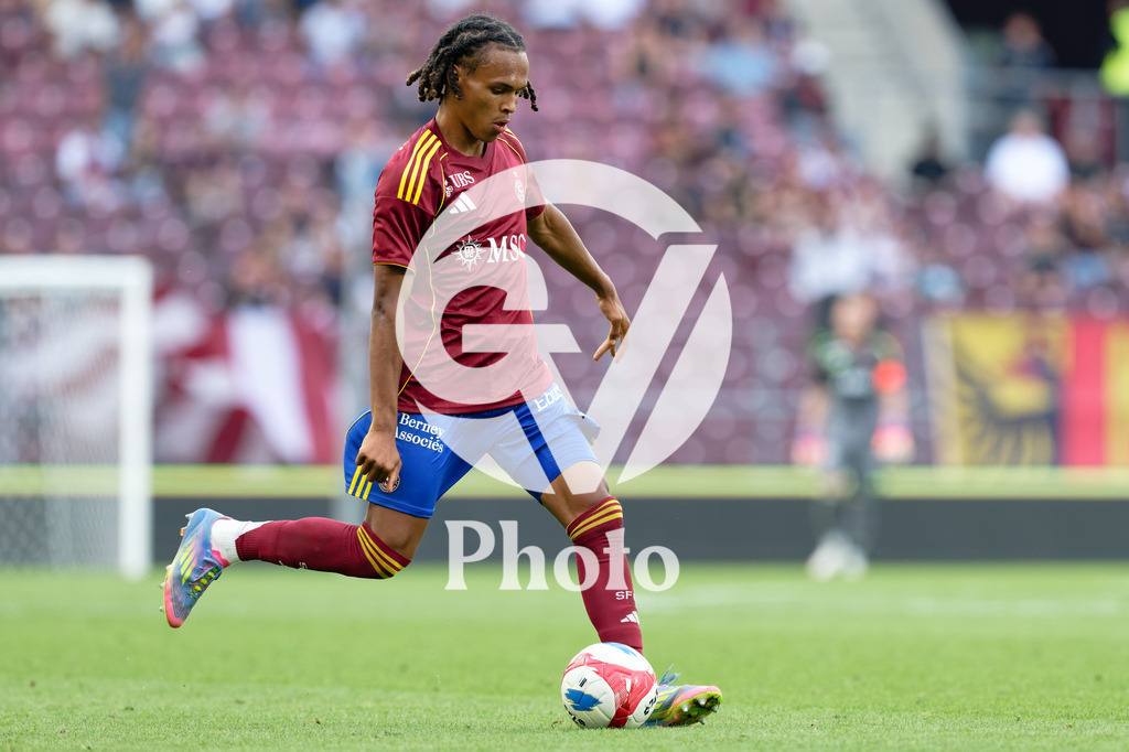 Brack Super League - Servette FC v FC Saint-Gall | Loun Srdanovic (2 Servette FC) shoots the ball (action) during the Brack Super League match between Servette FC and FC Saint-Gall at Stade de Geneve in Geneva, Switzerland
