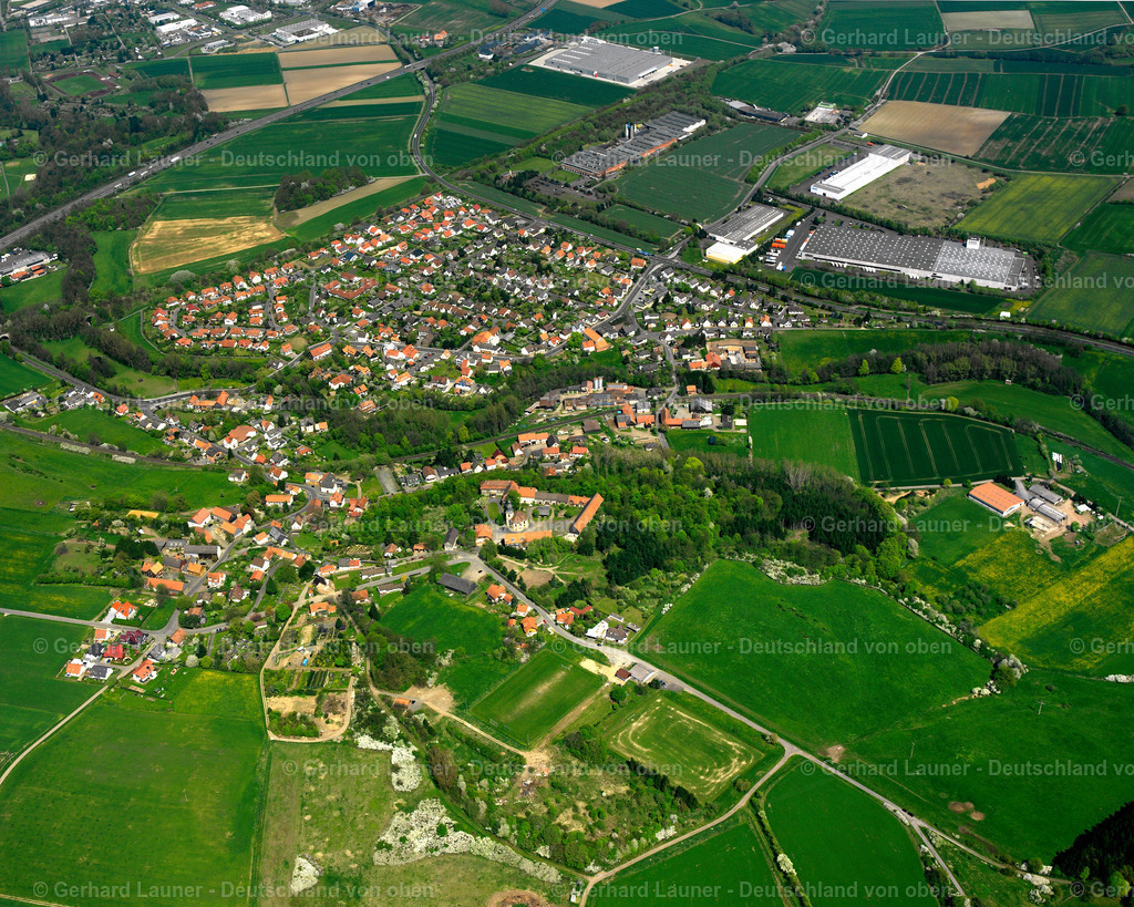 2615141 | ALTENBURG 07.06.2006 Ortsansicht am Rande von landwirtschaftlichen Feldern und Nutzflächen  in Altenburg im Bundesland Hessen, Deutschland // Village view on the edge of agricultural fields and land  in Altenburg in the state Hesse, Germany Foto: Gerhard Launer