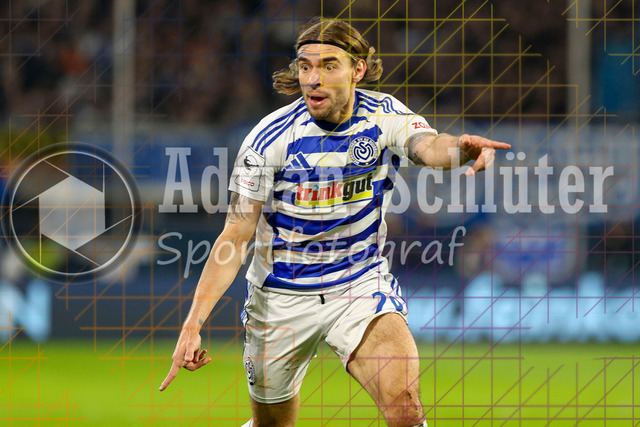 MSV Duisburg vs SV Waldhof Mannheim - 3. Liga | Duisburg, Deutschland, 07.11.25:   Joshua Bitter (MSV Duisburg) gestikuliert, Gestik waehrend des Spiels der 3. Liga MSV Duisburg vs SV Waldhof Mannheim in der schauinsland-reisen-arena(Foto von Brauer-Fotoagentur / Adrian Schlueter)