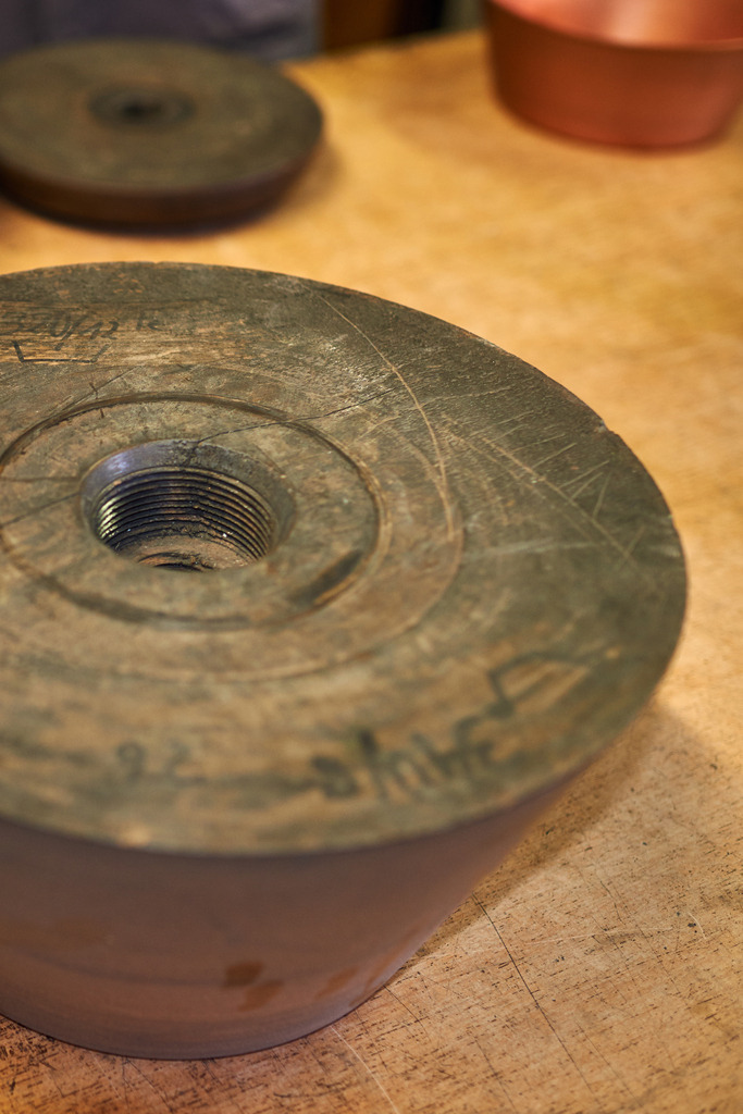 effenberger metalldruecker | Waidhofen an der Thaya, Austria - April 02, 2016: Effenberger Metalldruecker; verschiedene Formen für Pfannen und Töpfe auf dem Tisch. - Realisiert mit Pictrs.com