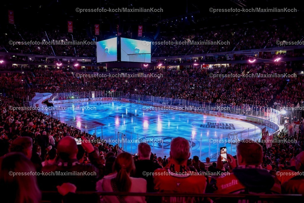 KEC15042601051 | 15.04.2026, Eishockey, DEL Halbfinale Play-Offs, Kölner Haie - Eisbären Berlin, Spiel 4, Lanxess-Arena Köln: Die EInlaufshow mit Pyrotechnik und Feuer auf dem Eis