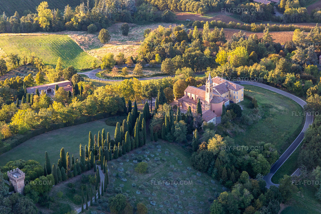 Aerial view: Church of the Nativity of the Beata Vergine Maria in the district Chiesa Albinea in Albinea in the state Reggio Emilia, Italy. – Photo: IMG_134727.jpg taken on 09/19/2022 by Werner Riehm/FLY-FOTO.com – Resolution of the original: 5472 x 3648 px