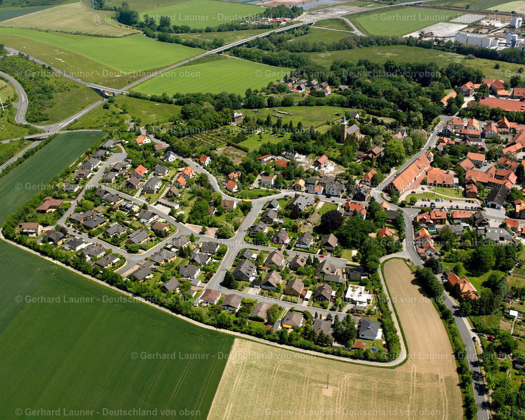 2638208 | SCHLADEN 09.06.2006 Wohngebiet einer Einfamilienhaus- Siedlung  in Schladen im Bundesland Niedersachsen, Deutschland // Single-family residential area of settlement  in Schladen in the state Lower Saxony, Germany Foto: Gerhard Launer